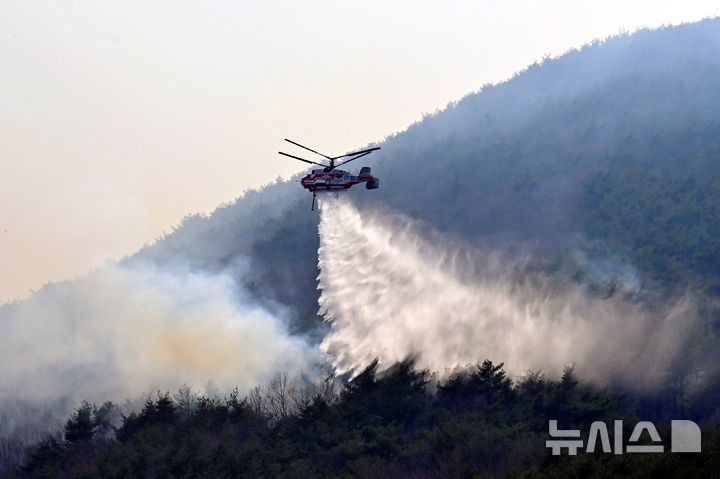 <b>건조</b>·<b>강풍</b>에 <b>산불</b> 주의…황사 영향 미세먼지 '나쁨'[오늘날씨]