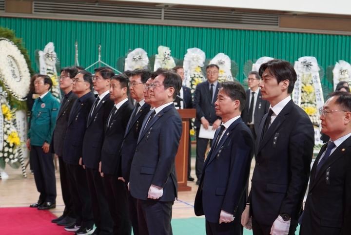 <b>이재명</b> 대표, 경남 산청 <b>산불 희생자</b> 합동분향소 <b>조문</b>