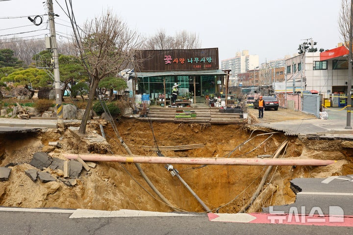 <b>강동구 싱크홀</b> <b>사고</b>… 운전자 1명 <b>매몰</b>
