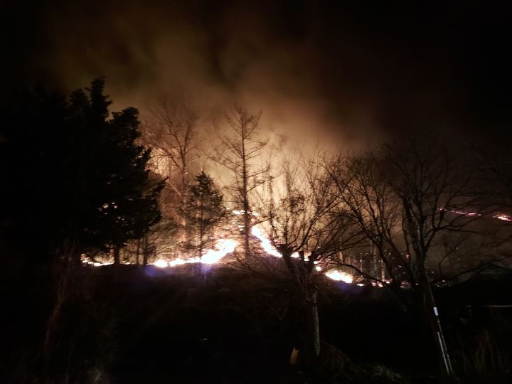 [무주=뉴시스] 26일 오후 9시21분께 전북 무주군 부남면의 한 주택에서 난 불이 산으로까지 번지며 산이 붉게 타오르고 있다. (사진=전북도소방본부 제공) 2025.03.26. photo@newsis.com *재판