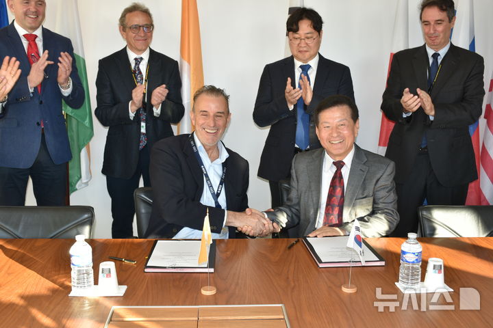 [Seoul=Newsis] The Ministry of Science and ICT announced that an agreement to procure the 'Tritium Storage and Supply System (SDS)' responsible by Korea for the construction of ITER was signed with the ITER organization on the 26th at 8 o'clock (local time). The photo shows Jeong Ki-jung, head of ITER Korea (right), and Pietro Barabaschi, Director-General of ITER, taking a commemorative photo. (Photo=provided by the Ministry of Science and ICT)