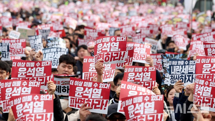 <b>민주노총</b>, <b>총파업</b>으로 헌재 압박…"尹 즉각 파면하라" [뉴시스Pic]