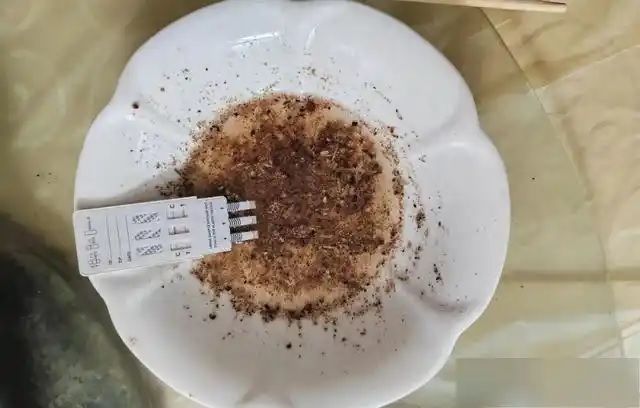 [서울=뉴시스] 중국에서 마약류인 양귀비를 훠궈 향신료로 사용하던 자영업자가 적발됐다. (사진=샤오샹 모닝 뉴스) *재판매 및 DB 금지