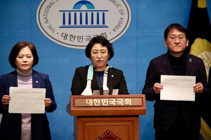<b>조국혁신당</b>, <b>헌재</b> 상대 위자료 청구<b>소송</b>…"조속히 윤 선고일 정해야"