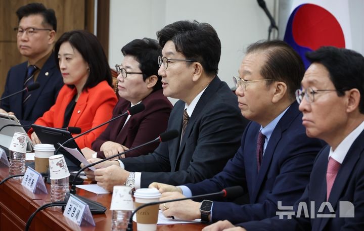 권성동 "<b>민주</b>, 헌법재판을 죽창 든 인민재판으로 만들어"