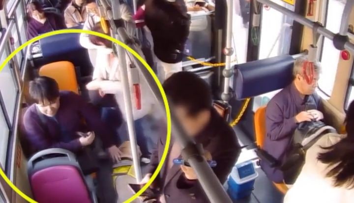 반려견과 탄 <b>시각장애인</b> 도운 <b>버스</b> 기사…"자리 양보해준 승객께도 감사...