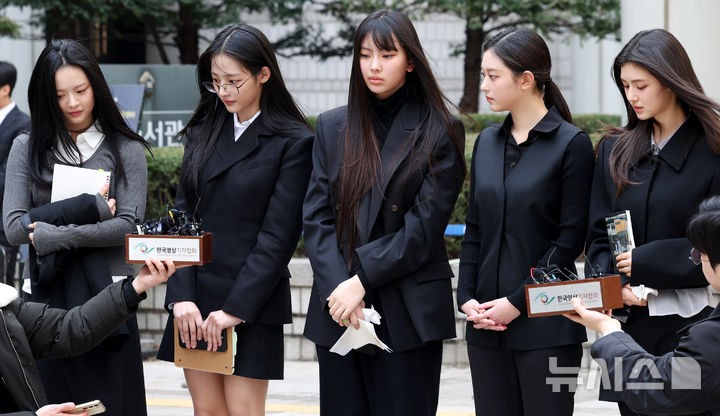 <b>뉴진스</b> vs 어도어, 전속계약 유효확인 소송 오늘 시작