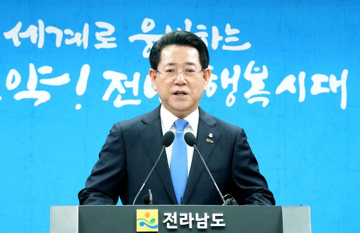 <b>김영록 전남지사</b> "尹 파면은 위대한 국민의 승리"[尹 파면]