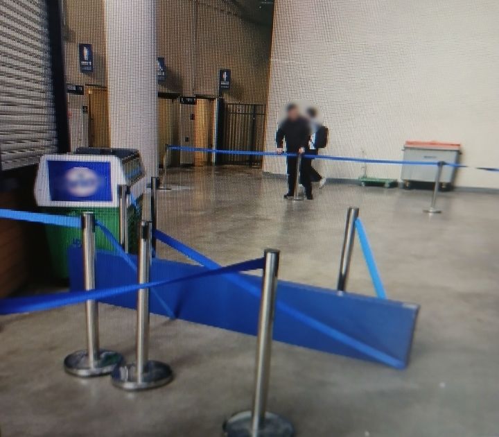 [창원=뉴시스] 강경국 기자 = 지난 29일 오후 창원 NC파크에서 열린 KBO리그 NC-LG 맞대결 도중 낙하한 구조물. (사진=독자 제공). 2025.03.31. photo@newsis.com *재판매 및 DB