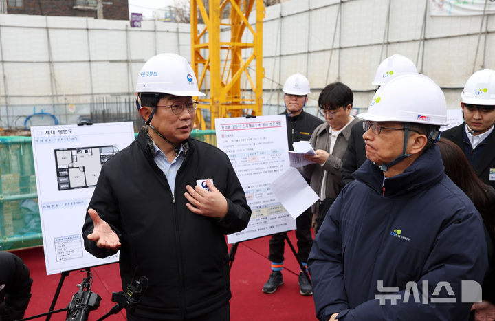 [서울=뉴시스] 홍효식 기자 = 박상우 국토교통부 장관이 지난 3월5일 서울 은평구 응암동 소재 신축매입임대 주택공급 현장을 방문해 이한준 한국토지주택공사(LH) 사장과 대화하고 있다.이날 방문한 주택은 신혼부부 및 신생아 가구를 대상으로 공급할 예정이며, 20층 높이로 아파트 60가구에 오피스텔 12호로 지어진다. 시세 대비 저렴한 임대료로 6년 간 살아보고 분양 여부를 선택할 수 있다. 2025.04.07. yesphoto@newsis.com