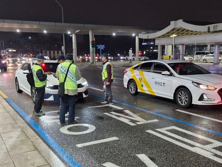 <b>김포공항</b>서 <b>택시</b> 불법행위 합동<b>단속</b>…승차거부·외국인 불법영업 막는다