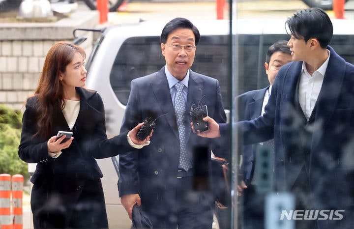 '백현동 <b>뇌물</b>' 민주연구원 전 부원장 징역 2년6개월…법정 구속(종합)