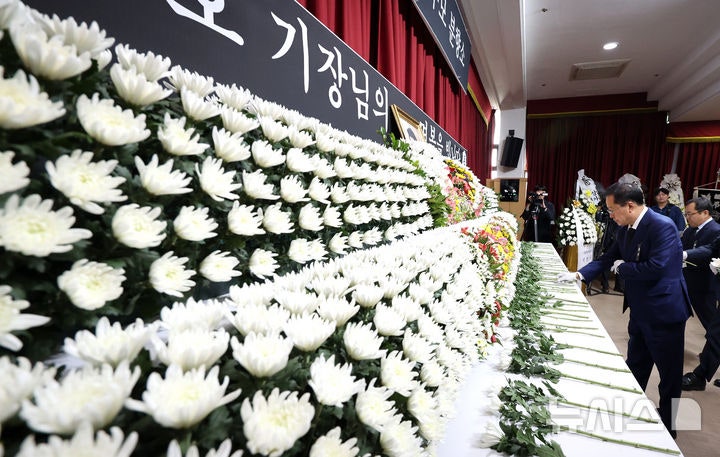홍준표 시장, <b>산불</b> 진화 헬기 조종사 고 <b>정궁호 기장</b> 조문