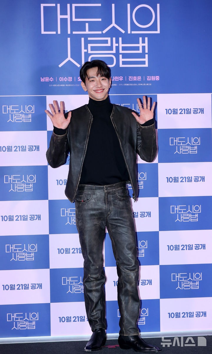 男배우 또 '<b>19금 게시물</b>' 업로드 "해킹 당했나"