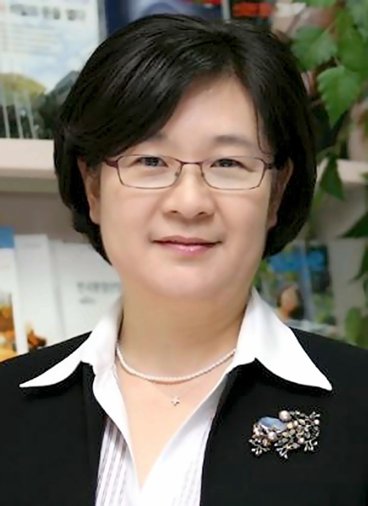 [서울=뉴시스] 아동복지전문기관 초록우산이 제20대 대표이사로 양옥경 이화여대 명예교수를 선임했다고 14일 밝혔다. 사진은 양 신임 대표이사. (사진제공=초록우산) 2025.04.14. photo@newsis.sco