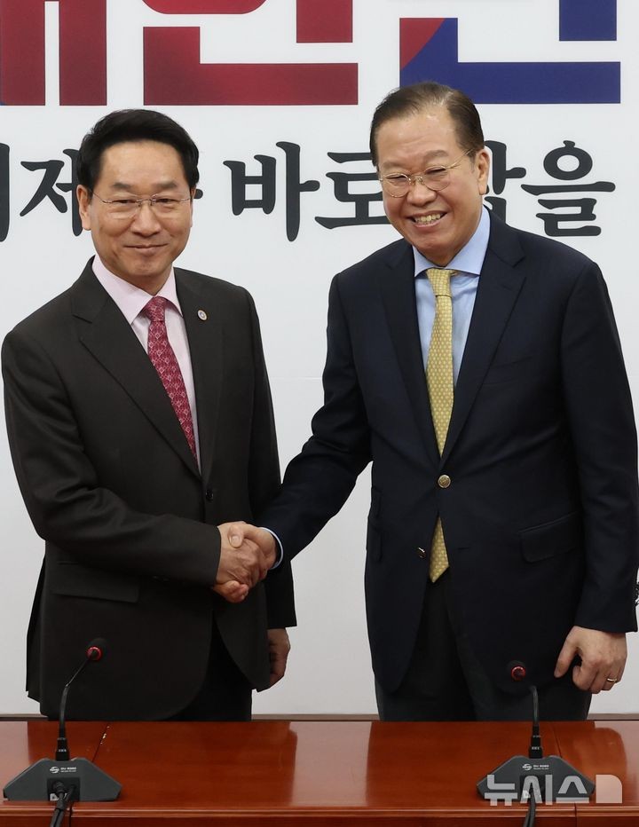 악수하는 <b>권영세</b>-<b>유정복</b>