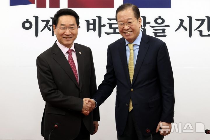 악수하는 <b>권영세</b>-<b>유정복</b>