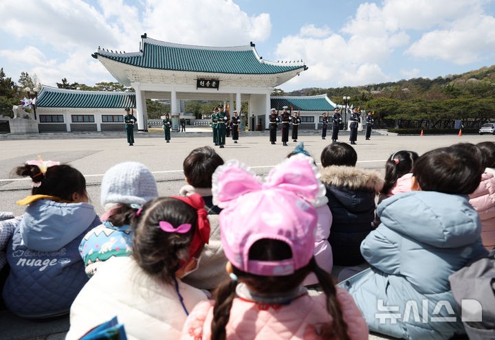 <b>현충문</b> 정례 <b>군</b>(軍) <b>의장행사</b> 보는 아이들