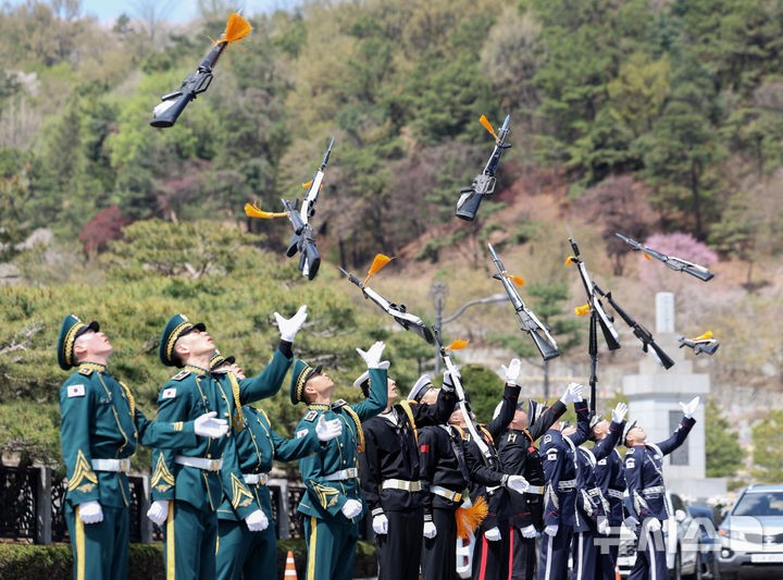 <b>현충문</b> 정례 <b>군</b>(軍) <b>의장행사</b>