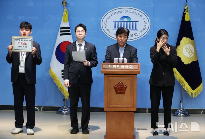 민주, '<b>드럼통</b> 퍼포먼스' <b>나경원</b> 허위사실공표죄로 경찰 고발키로