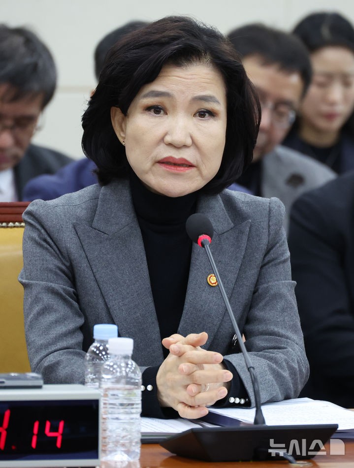 답변하는 <b>이진숙 방통위원장</b>