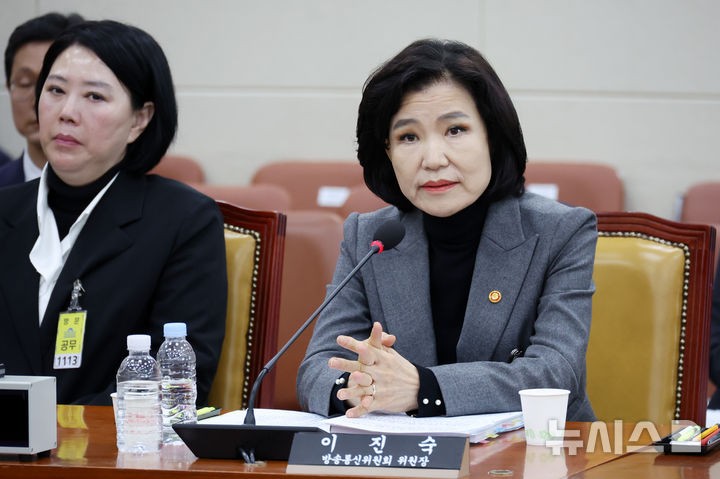 답변하는 <b>이진숙 방통위원장</b>