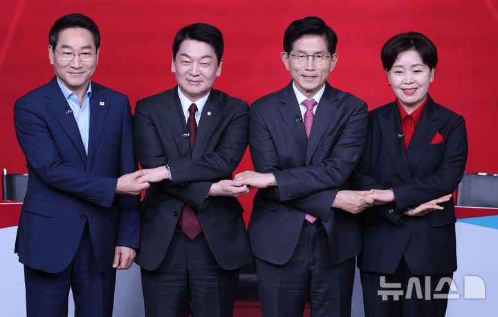 국<b>힘 경선 토론</b>…김문수·안철수, '尹탄핵·AI정책' 두고 공방(종합)