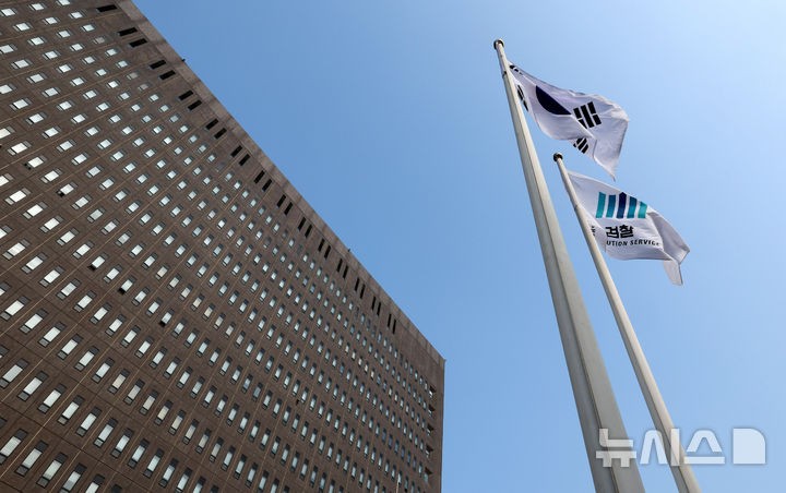 검찰, '여론조사 <b>의혹</b>' <b>전광삼</b> 시민사회수석 소환 조사