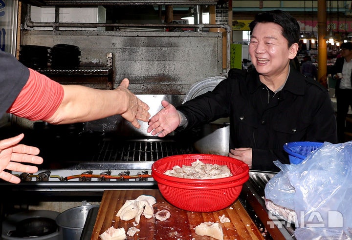 <b>안철수</b> "죽어가는 당 살릴 화타…<b>이재명</b> 꺾을 죽을 각오의 <b>제갈량</b>"