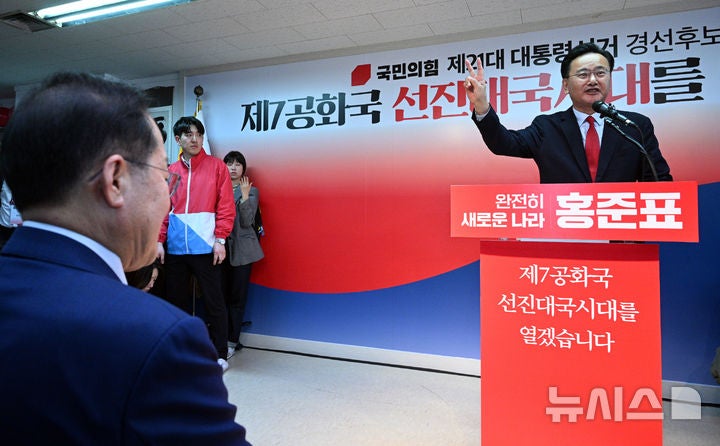 <b>홍준표</b> 선대위 구성 발표…<b>이철규</b> 등 현역 의원 8명 <b>합류</b>
