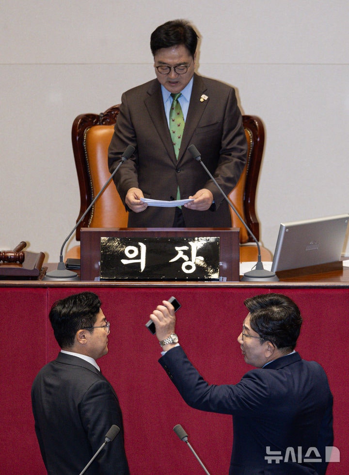 <b>항의</b>하는 <b>권성동</b> 원내대표