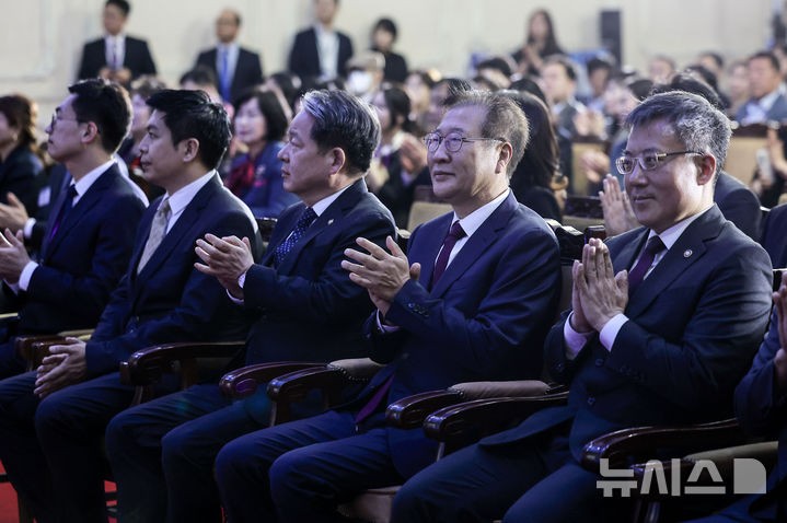 박수치는 <b>박성재 법무부장관</b>