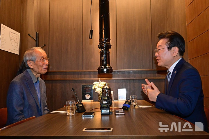 민주, 상임선대위원장에 '보수책사' <b>윤여준 영입</b> 추진