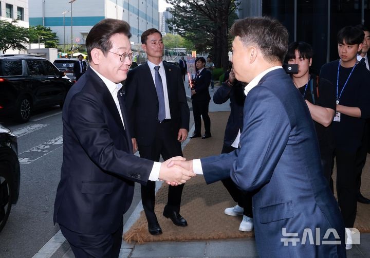 대선 후보 <b>이재명</b> 첫 일정은 '현충원·SK하이닉스'…<b>윤여준</b> 영입도(종합...