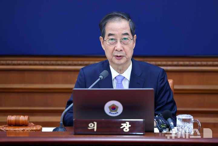 정부, '<b>권한대행</b> 재판관 임명 제한' 헌재법 재의요구…韓 "헌법 상충"(종...