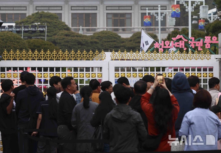 <b>청와대 밤마실</b> 야간 개방 첫 날 찾은 시민들