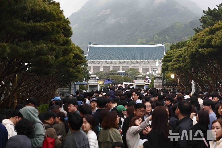 <b>청와대 밤마실</b> 야간 개방 첫 날 찾은 시민들