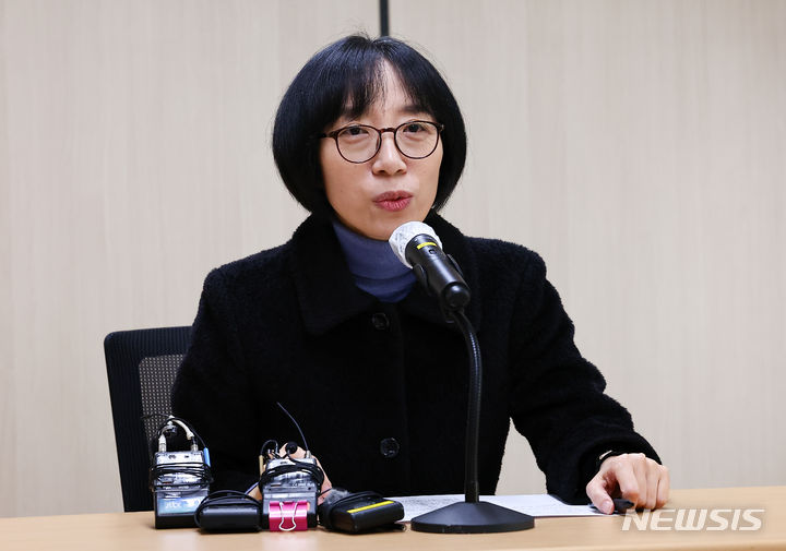 [서울=뉴시스] 김근수 기자 = 야권 추천 김유진 방송통신심의위원회 위원이 지난해 3월 서울 양천구 방송통신심의위원회에서 입장을 밝히고 있다.2024.03.05.
