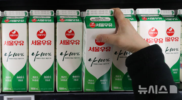 [서울=뉴시스] 김혜진 기자 =서울 시내 한 대형마트에서 시민들이 장을 보고 있다.2025.02.28.