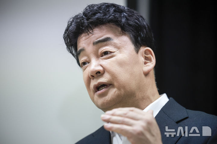 [서울=뉴시스] 정병혁 기자 = 백종원 더본코리아 대표가 28일 서울 서초구의 한 회의공간에서 열린 더본코리아 주주총회에서 취재진의 질문에 답하고 있다.2025.03.28.