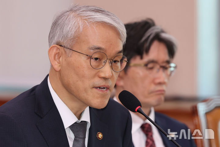 [서울=뉴시스] 권창회 기자 = 천대엽 법원행정처장이 30일 서울 여의도 국회에서 열린 법제사법위원회 전체회의에서 의원질의에 답하고 있다.2025.04.30.
