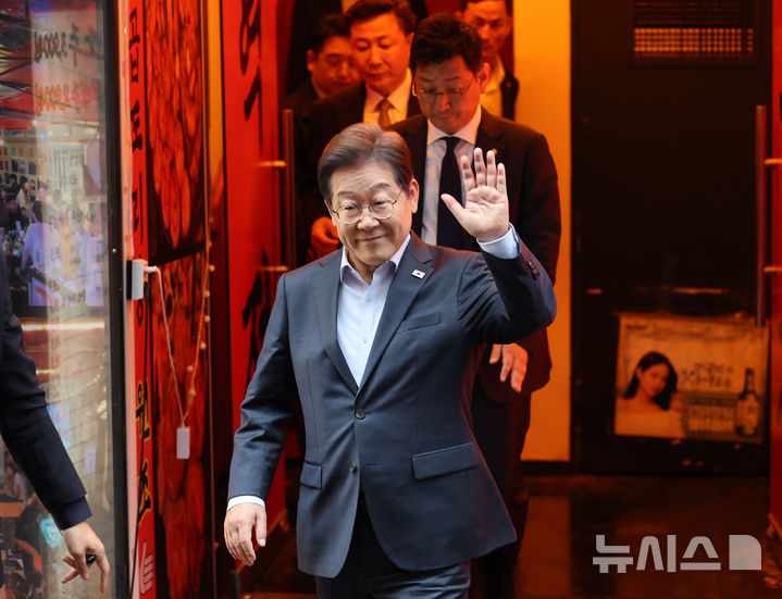 [서울=뉴시스] 조성우 기자 = 이재명 더불어민주당 대선후보가 지난 1일 오후 서울 종로구의 한 포장마차에서 열린 비전형 노동자 간담회를 마치고 나오며 손을 들어 보이고 있다.대법원 전원합의체는 이날 이 후보에게 