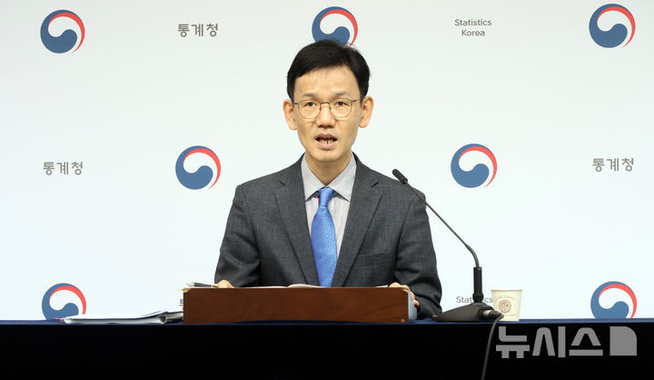 [세종=뉴시스] 강종민 기자 = 이두원 통계청 경제동향통계심의관이 2일 세종시 정부세종청사에서 2025년 4월 소비자물가동향을 발표하고 있다.지난달 소비자물가지수는 116.38로 전년 동월 대비 2.1% 상승한 