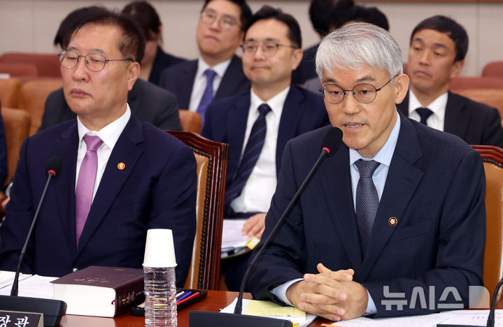 [서울=뉴시스] 조성봉 기자 = 천대업 법원행정처장이 2일 오후 서울 여의도 국회에서 열린 법제사법위원회 전체회의에서 의원의 질의에 답변하고 있다.왼쪽은 박성재 법무부 장관.2025.05.02.suncho21@