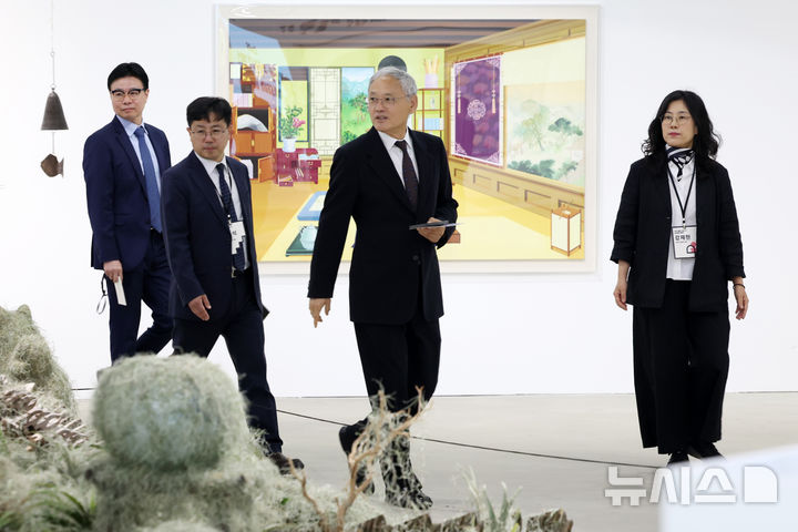 [서울=뉴시스] 박진희 기자 = 유인촌 문화체육관광부 장관이 2일 서울 은평구 사비나미술관에서 열린 '2025 박물관·미술관 주간' 개막식에 참석하고 있다.'박물관·미술관 주간'은 '세계 박물관의 날'을 기념해 전