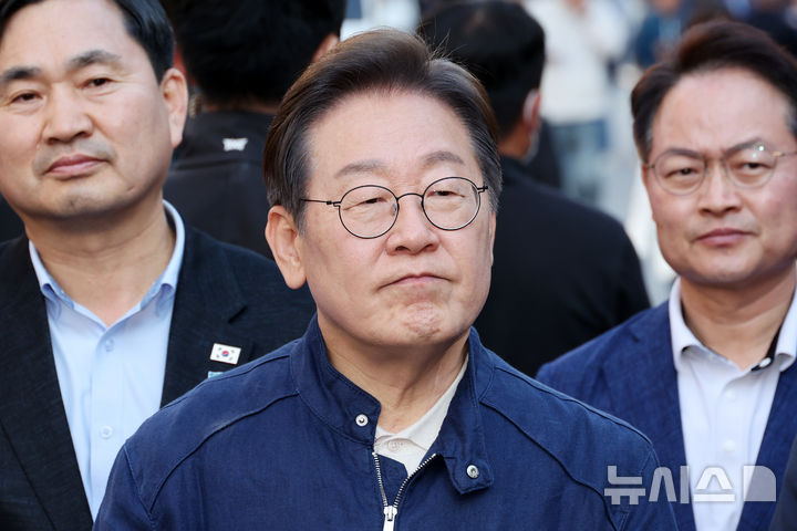 [인제=뉴시스] 조성우 기자 = 민심을 청취하는 '경청 투어'에 나선 이재명 더불어민주당 대선후보가 2일 오후 강원도 인제군 원통전통시장을 방문한 후 백브리핑을 하고 있다.2025.05.02.xconfind@ne