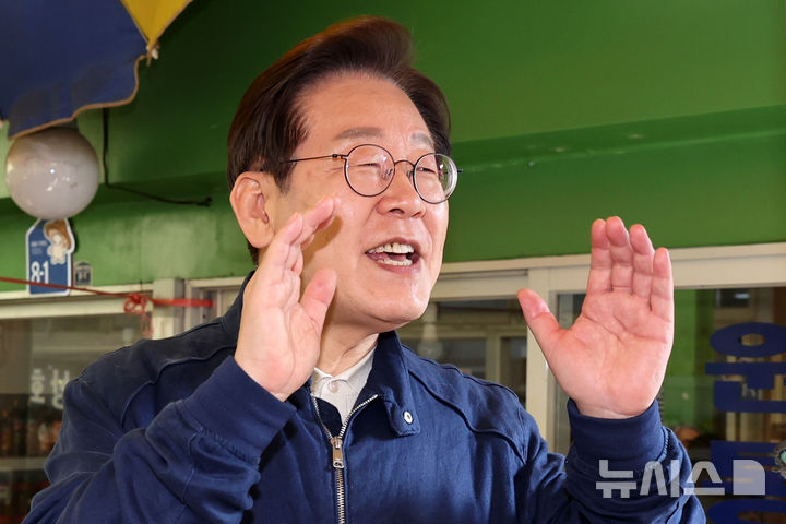 [인제=뉴시스] 조성우 기자 = 민심을 청취하는 '경청 투어'에 나선 이재명 더불어민주당 대선후보가 2일 오후 강원도 인제군 원통전통시장에서 주민들을 향해 연설하고 있다.2025.05.02.xconfind@new