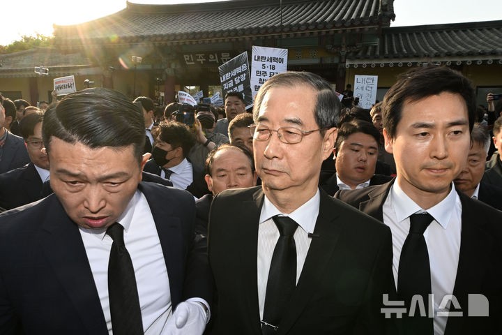 [광주=뉴시스] 이영주 기자 = 한덕수 전 국무총리가 2일 오후 광주 북구 운정동 국립5·18민주묘지에서 오월 영령을 향한 참배에 나서던 중 참배를 반대하는 광주시민들에 가로막혀 돌아서고 있다.2025.05.02