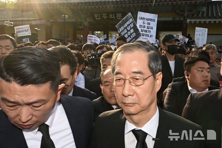[광주=뉴시스] 이영주 기자 = 한덕수 전 국무총리가 2일 오후 광주 북구 운정동 국립5·18민주묘지에서 오월 영령을 향한 참배에 나서던 중 참배를 반대하는 광주시민들에 가로막혀 돌아서고 있다.2025.05.02
