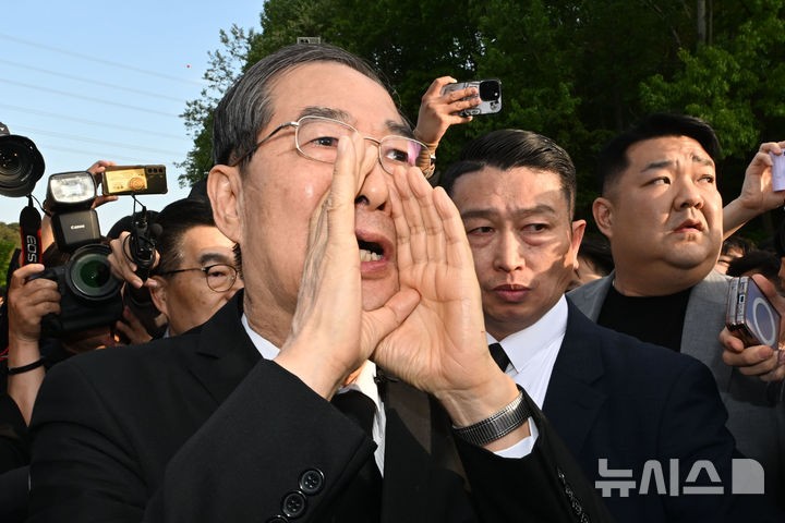 [광주=뉴시스] 이영주 기자 = 한덕수 전 국무총리가 2일 오후 광주 북구 운정동 국립5·18민주묘지에서 오월 영령을 향한 참배에 나서던 중 참배를 반대하는 광주시민들에 가로막혀 돌아선 뒤 시민들을 향해 읍소하고 